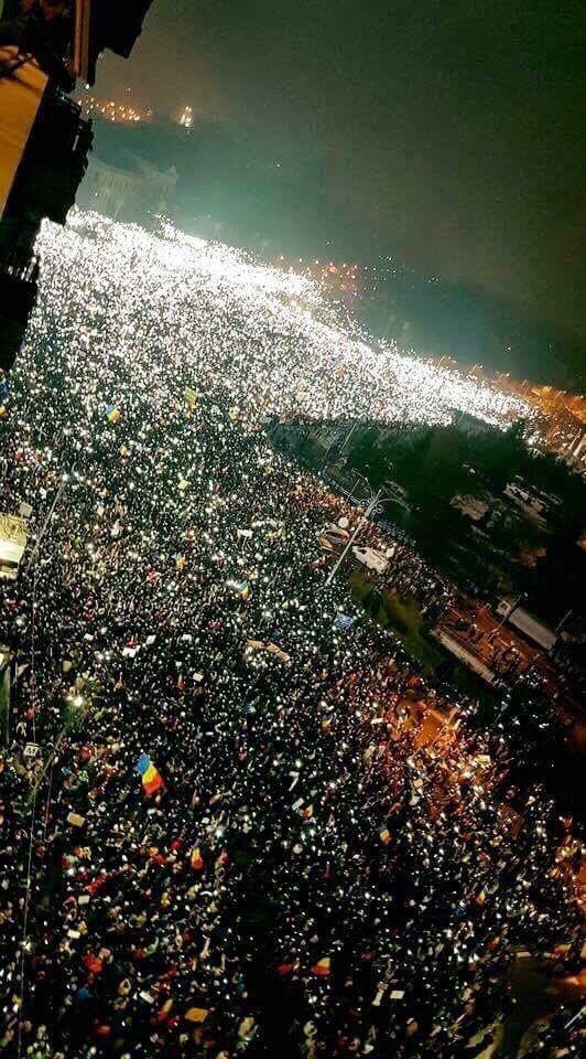 MoisesNinco_'s tweet photo. Así se cambia un país: la gente en Rumania se cansó del gobierno de una rosca y su corrupción. Llevan 5 días exigiendo que se vaya. https://t.co/g8YwrE69AU