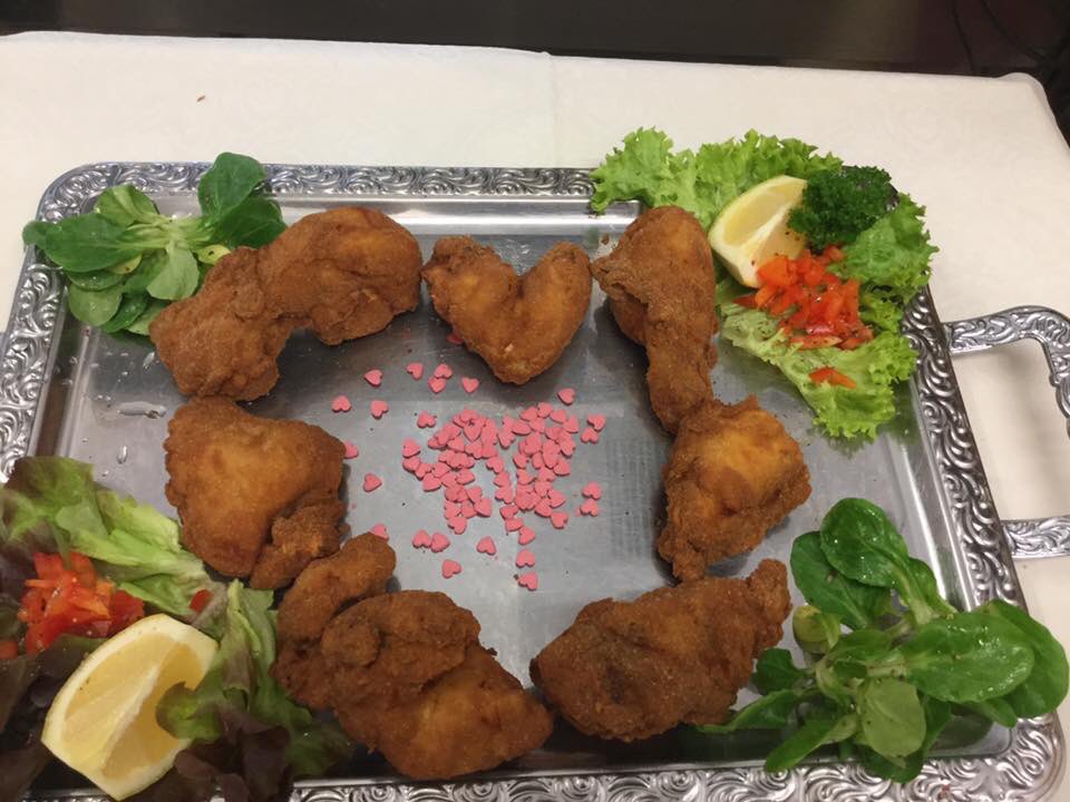 LGScheiblingst's tweet photo. Wir trotzen dem Wetter, denn wir ❤️ Hend'l! Ab 16:00 Uhr gibt's heute wieder das 1/2 Backhuhn mit Salat um 8,50! https://t.co/W7TfipgMkP