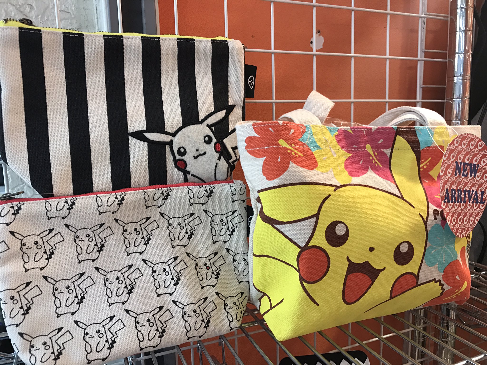 Carnival渋谷店 Sur Twitter 先日 入荷したばかりのポケモングッズ ポーチは大人の方でも使いやすい白と黒のデザイン ピカチュウいっぱいのポーチ なんと 一匹だけほっぺを赤くしたピカチュウが隠れてましたー カーニバル2号店にて発売チュウ