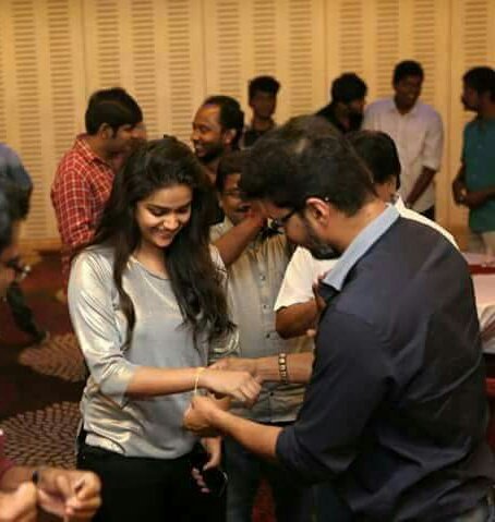 ActorVijayFan1's tweet image. #BairavaaaTeam! #RecentClick! #Thalapathy Gifts Gold chain to #Bairavaa crew :) HD Stills! 😍😘