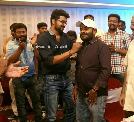 ActorVijayFan1's tweet image. #BairavaaaTeam! #RecentClick! #Thalapathy Gifts Gold chain to #Bairavaa crew :) HD Stills! 😍😘