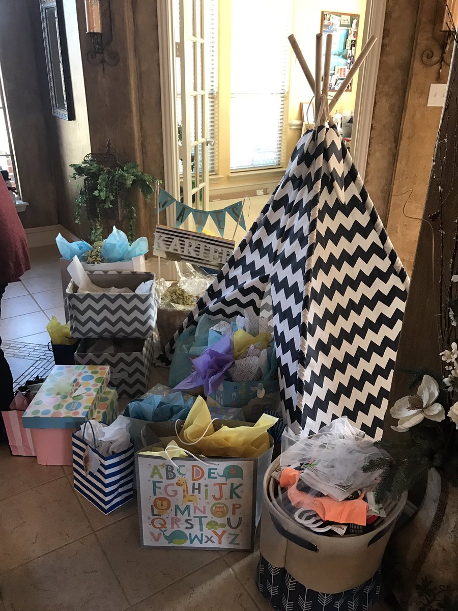 TiffDuffer23's tweet photo. My first baby shower hosted by my aunt was Amazing π #31weeksprego #jameskarter #babychatham https://t.co/UToNnpnw49