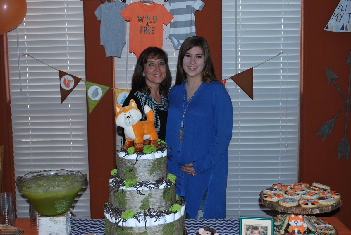 TiffDuffer23's tweet photo. My first baby shower hosted by my aunt was Amazing π #31weeksprego #jameskarter #babychatham https://t.co/UToNnpnw49