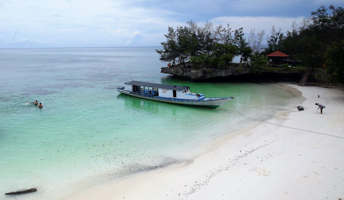 #outoftheboxtourindonesia
ini grand cayman..??? bukan ini di makasar cuma 1,5 jam dari kota benteng.
pantai Liang Kareta.

087878888138 WA