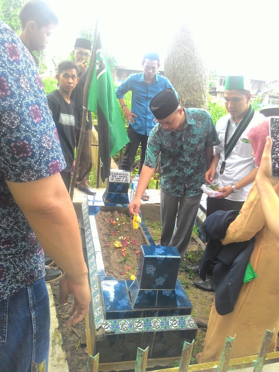 Ziarah ke makam Kanda Alm Dahlan Husin &amp; Siti Zainah salah satu pendiri HMI &amp; Bendahara HMI I di Tanjung Atap Tanjung Batu Ogan Ilir Sumsel.