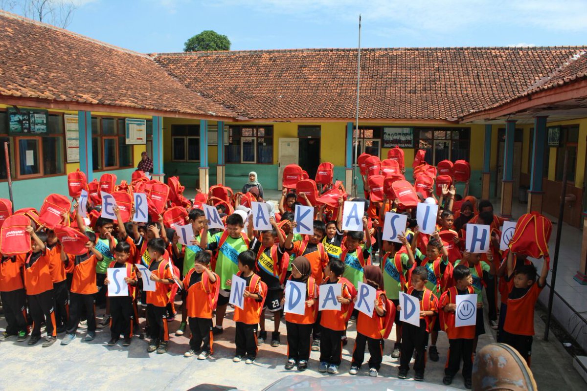 Standardpen Peduli kepada Anak- anak  Korban Banjir Kuningan. 
#standardpen #standardpenpeduli #ayomenulis #produkindonesia