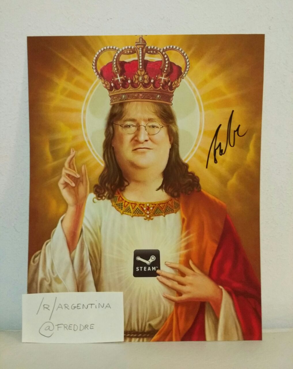 El célebre meme de Gabe Newell preside en forma de mural las oficinas de  Valve - Vandal