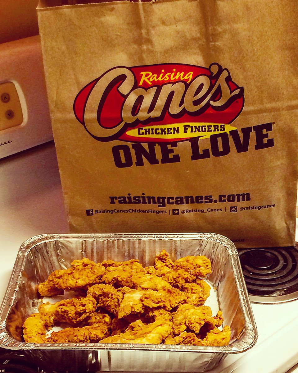 grouchie3's tweet image. This is how Me &amp;amp; My People do #SuperBowlSunday 🤤 🐔 🏈 #RaisingCanes #TailgatePack #ChickenFingerBuffet #PatriotsVsFalcons2017