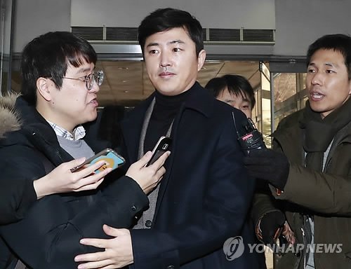 떡검은 헛짓하지말고 고영태 이세키부터
구속수사해라.
이넘이 최순실이 팔아서 최순실뻥사태를
만들었다.
최순실은 고영태에게 실컷 이용당했다.
이노무세키 떡검이 수사하면 최순실은 바
로 무죄다.
고영태가 이번 사태를 기레기들과 조작한
걸 특검하거라.🔊