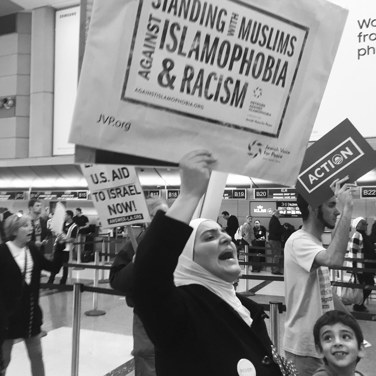 rainbowbeing44's tweet photo. more pics from the #laxprotest. seeing so many diverse people come together and fight as one community is so empowering! #stayinthestreets https://t.co/OTB2wafZGE