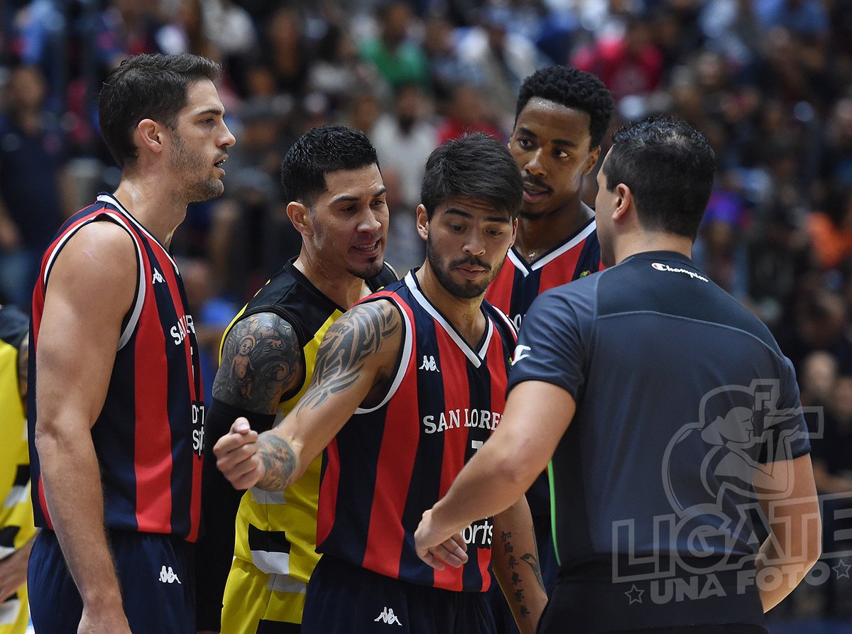 Parece que Huertas tiene algo que decirle a <a href="/penkaaguirre/">Nicolas Aguirre</a>. cc <a href="/CASLABasquet/">CASLA Básquet</a>