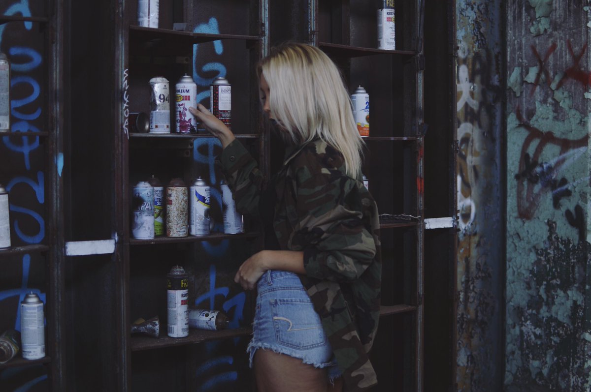 ChampagneEmm's tweet image. When you feelin' a lil bad &amp;amp; boujee. 
Photographer: Marcel Brown 
#detroitmodels #exploredetroit  #abandonedplaces #graffiti #badandboujee