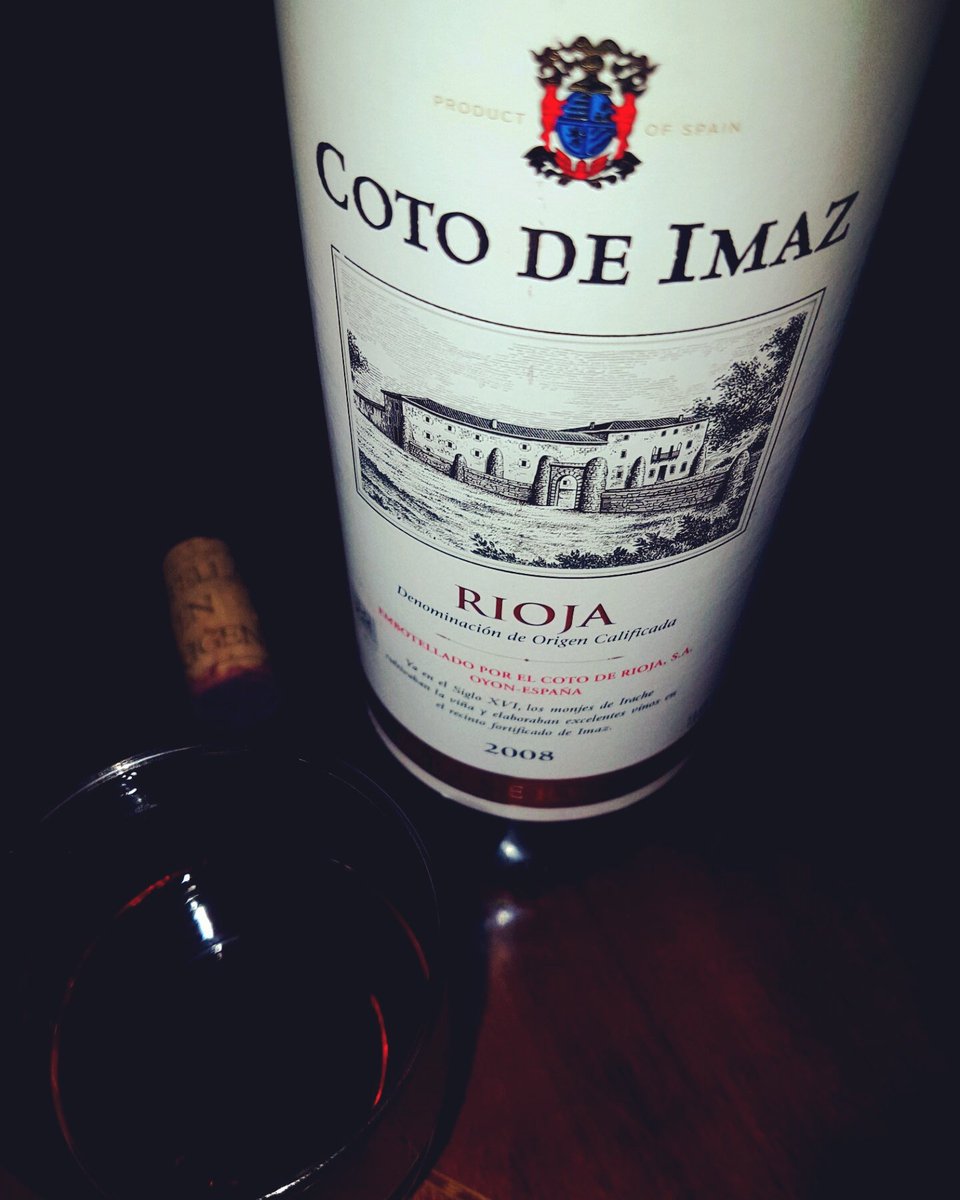Aneurysm1984's tweet photo. Finishing an excellent #weekend with a great #wine 🍷 #cotodeimaz #vino #2008 #Rioja #España #cotoderioja #Spain #winelover #LaRioja https://t.co/zfHNTxTctg