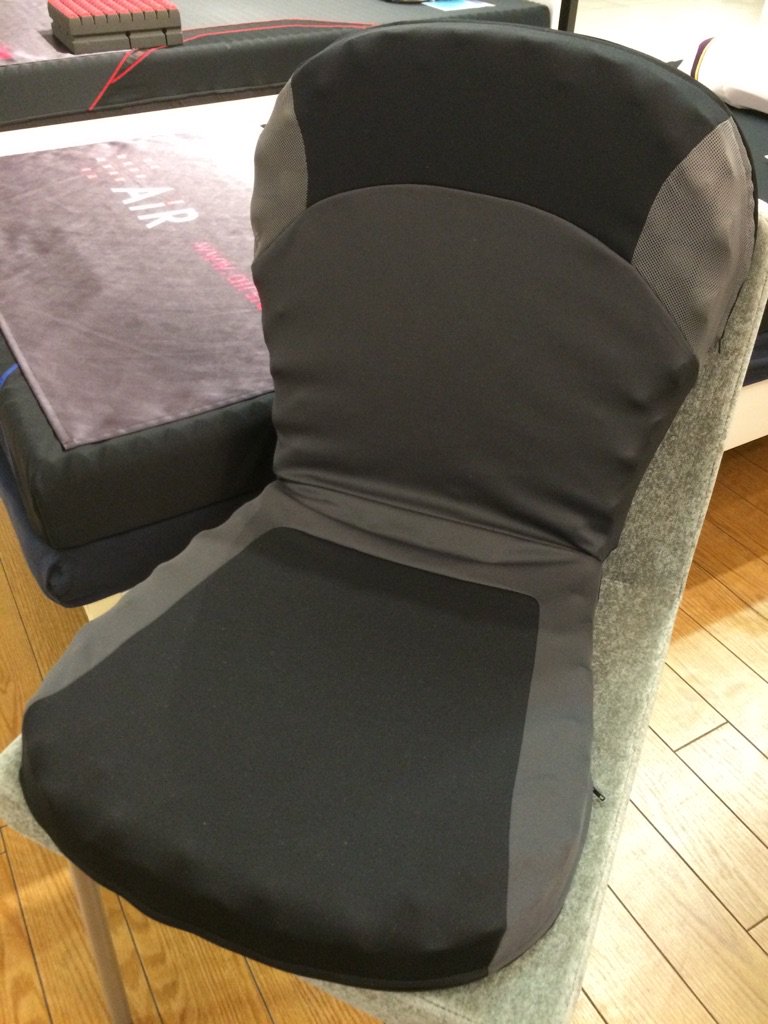 小田急百貨店 町田店 公式 Ar Twitter 長時間のデスクワークや車 の運転で 腰やお尻がツライ そんな方にぜひお使いいただきたいのが 東京西川 の エアー ポータブルクッション 点で支える高機能ウレタンによって体圧を分散し 長く続く着座も快適にサポートし