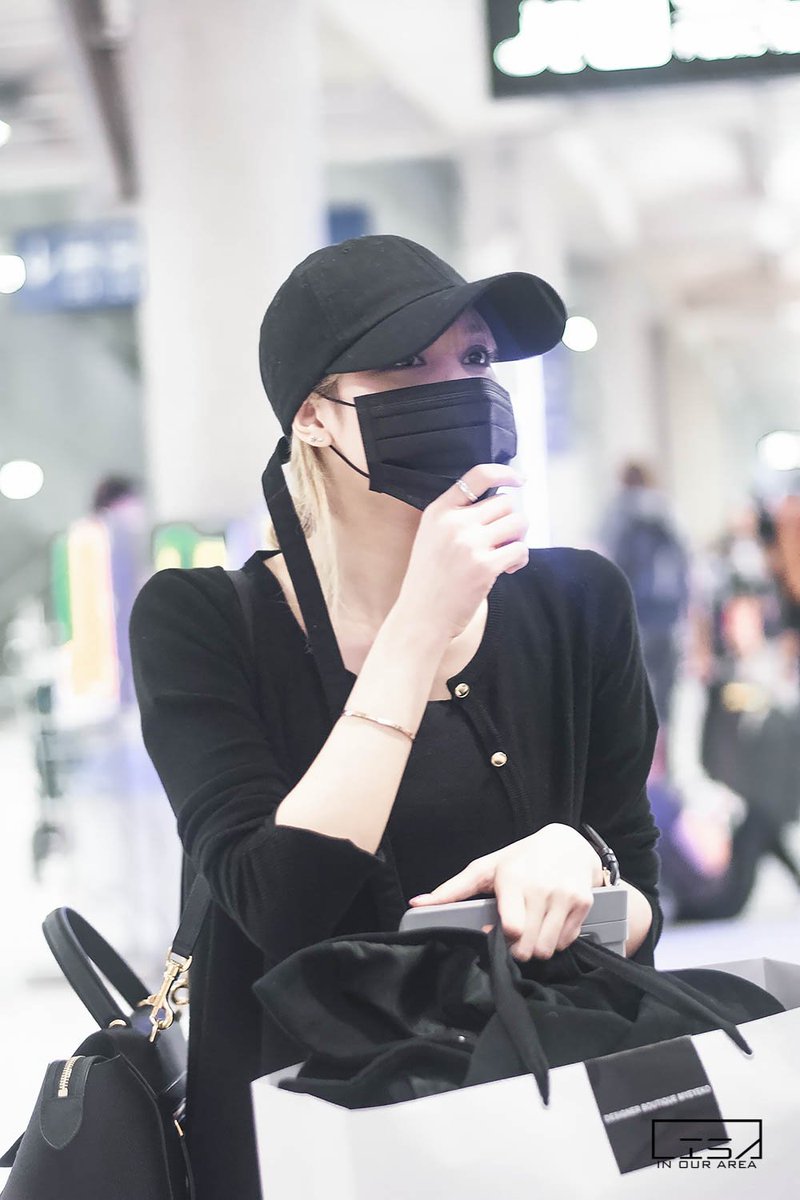 LisaInOurArea's tweet photo. 📷 [HQ] 270117 LISA @ SVB (35p)  || #ลลิซ #LISA #BLACKPINK 
📍[Link] https://t.co/QXCkGnjmU6 https://t.co/CyYj1CcI1N