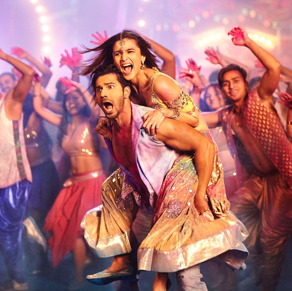 aliaa08's tweet photo. Just an hour to go!!!!! Gear up for #बद्री_की_दुल्हनिया ❤️❤️❤️❤️❤️ @Varun_dvn @karanjohar @ShashankKhaitan https://t.co/eiEZYPjkTV