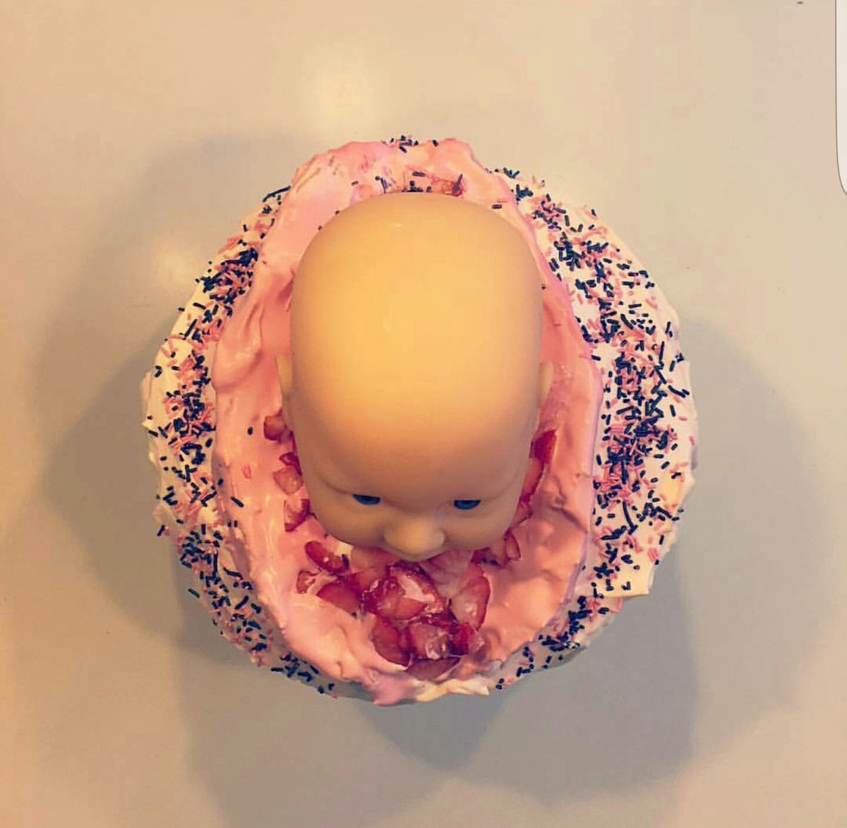 enlitervin's tweet photo. Om jag får en bebis-kommer-ut-ur-vagina-tårta på min framtida babyshower så kmr jag säga upp vänskapen med exakt alla som godkände den idén https://t.co/uiW0nkmls0