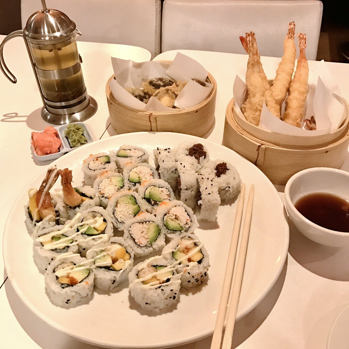 risspberry's tweet photo. late-night cravings 🍣🍤 https://t.co/fDvuMzoQRC