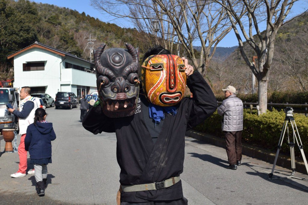 一般社団法人 阿波市観光協会 ２月4日阿波市土成町宮川内にある道の駅どなりで豆まき 餅つきが行われました 市場町の世界の仮面 館から鬼のお面をお借りしました 餅つきも豆まきも大盛況でとても賑やかでした
