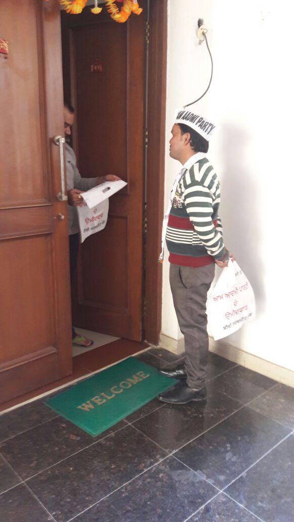aap_chd's tweet photo. Door to door campaigning.
#Derabassi #Mohali 
#AAPCHD 
@AAPPunjab2017 @PannuLaddi @Daleres @vinodvinikumar https://t.co/8Koh5MkXzj