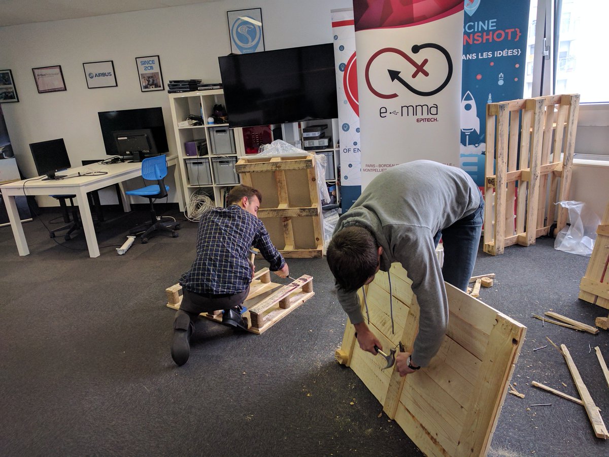 bee_data's tweet photo. Début de la construction d'une #ruche au sein du #HUB d'@EpitechToulouse. Merci à @assere_r pour le coup de main ! #hive #bee #abeille 🐝 https://t.co/avUVAZy1uh