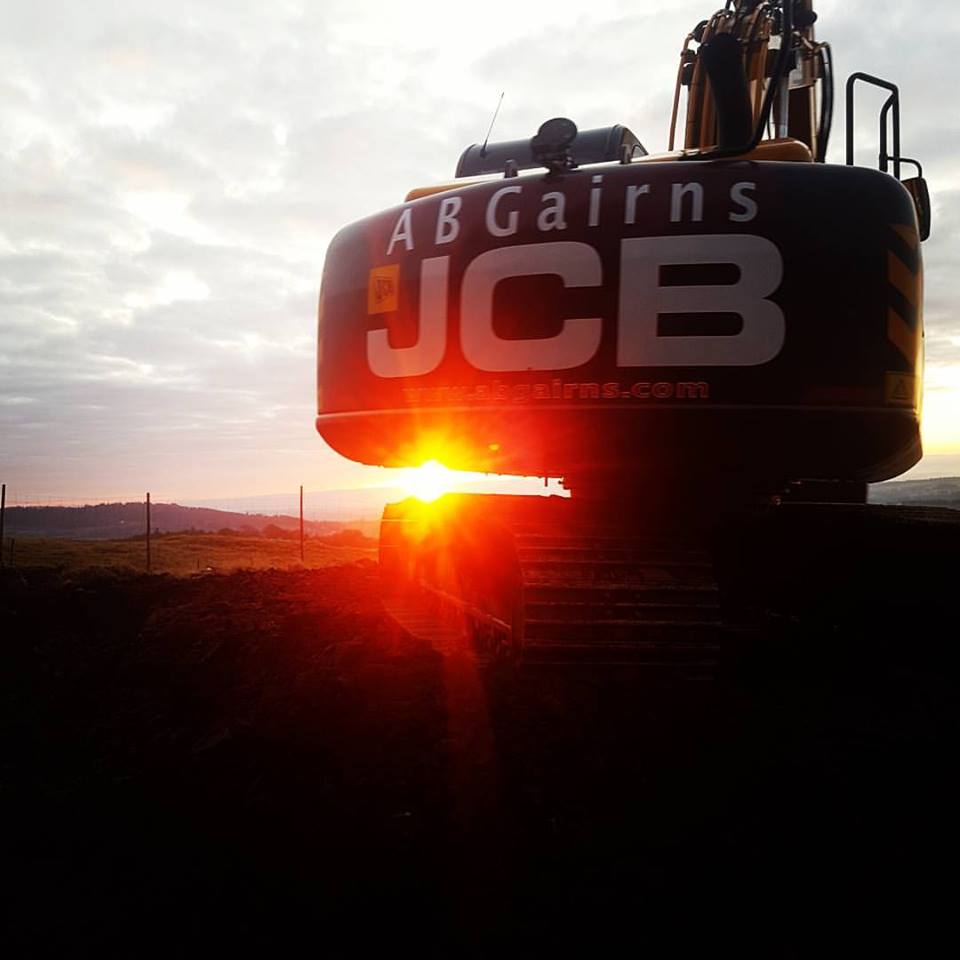 ab_gairns's tweet photo. Great pic of the sun going down on Monday night, taken by one of the team after a hard days work #abgairns #JCB #sunset https://t.co/SqaDBcvIat