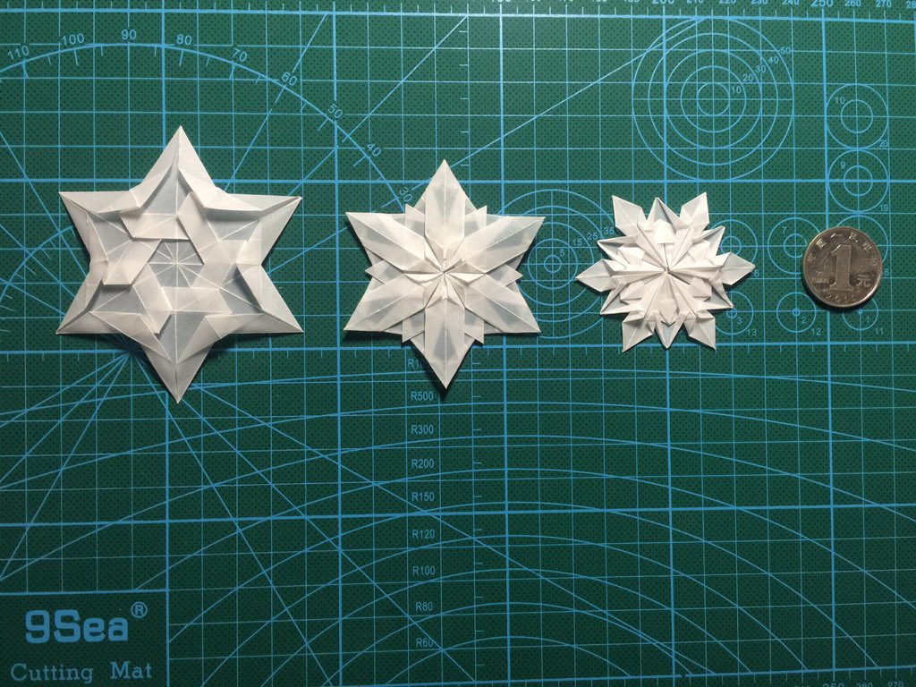 page_origami's tweet photo. 相同大小的纸折出来不同大小的雪花❄️ https://t.co/Q2nwv7YXN3