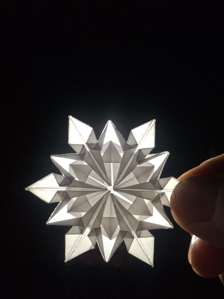 page_origami's tweet photo. 相同大小的纸折出来不同大小的雪花❄️ https://t.co/Q2nwv7YXN3