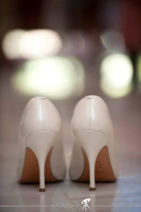 AldebaranFoto's tweet photo. Además del vestido, ¿No creéis que los zapatos son otros de los secretos mejores guardados de las novias? #bodas #fotografía https://t.co/Q7bAtlX3Qv
