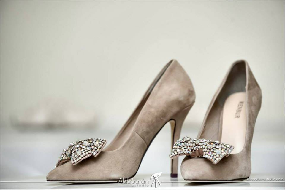 AldebaranFoto's tweet photo. Además del vestido, ¿No creéis que los zapatos son otros de los secretos mejores guardados de las novias? #bodas #fotografía https://t.co/Q7bAtlX3Qv