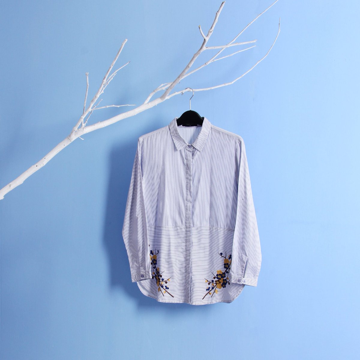 simplicityID's tweet image. White shirt is versatile and can be worn on any occasions. Shop now on Simplicity while it is still available.