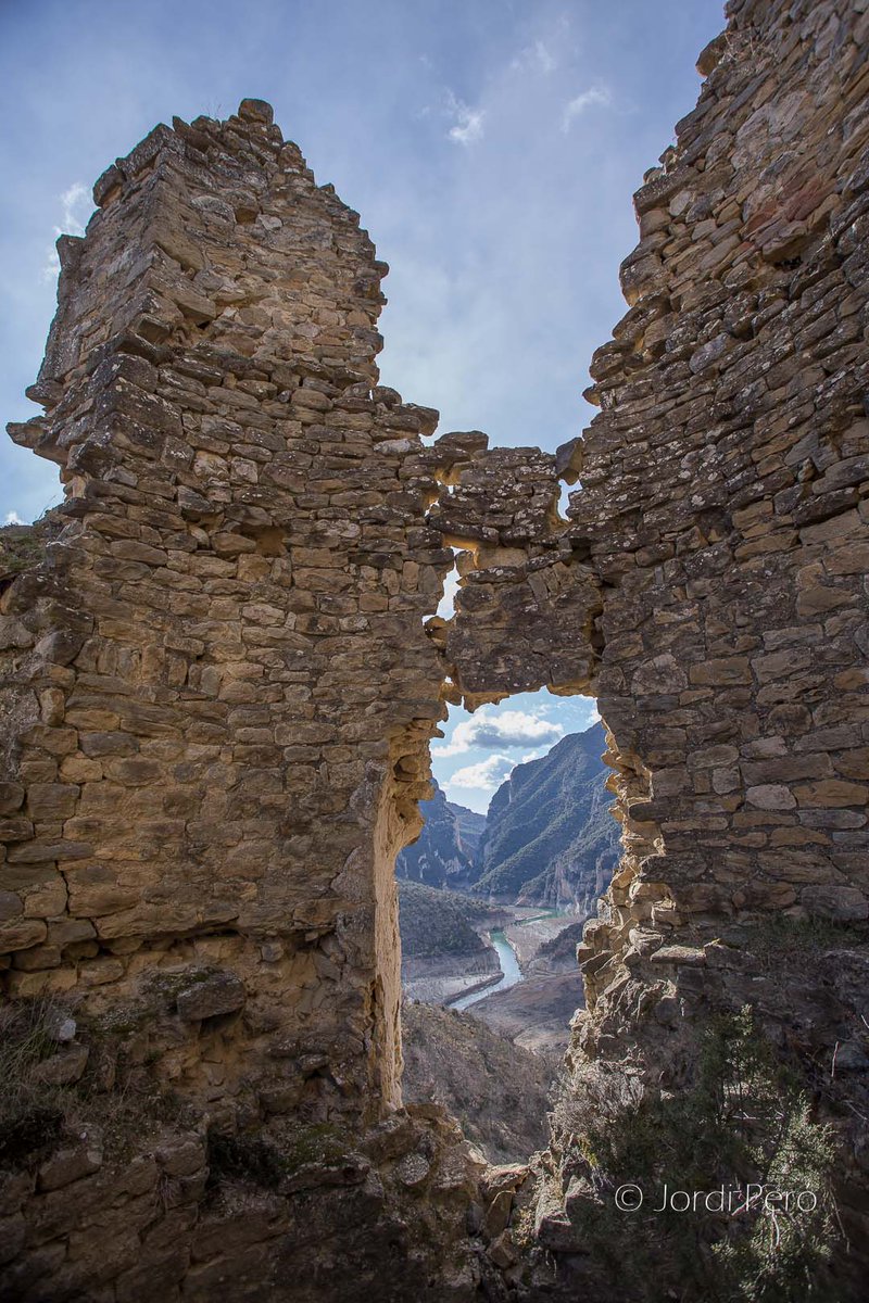 MONTSEC_'s tweet photo. Lamentable l'estat de la torre de Chiriveta que vigila el congost de Mont-rebei des de la #Ribagoza  #Viacamp  #Aragón https://t.co/JqzRbDdcfw