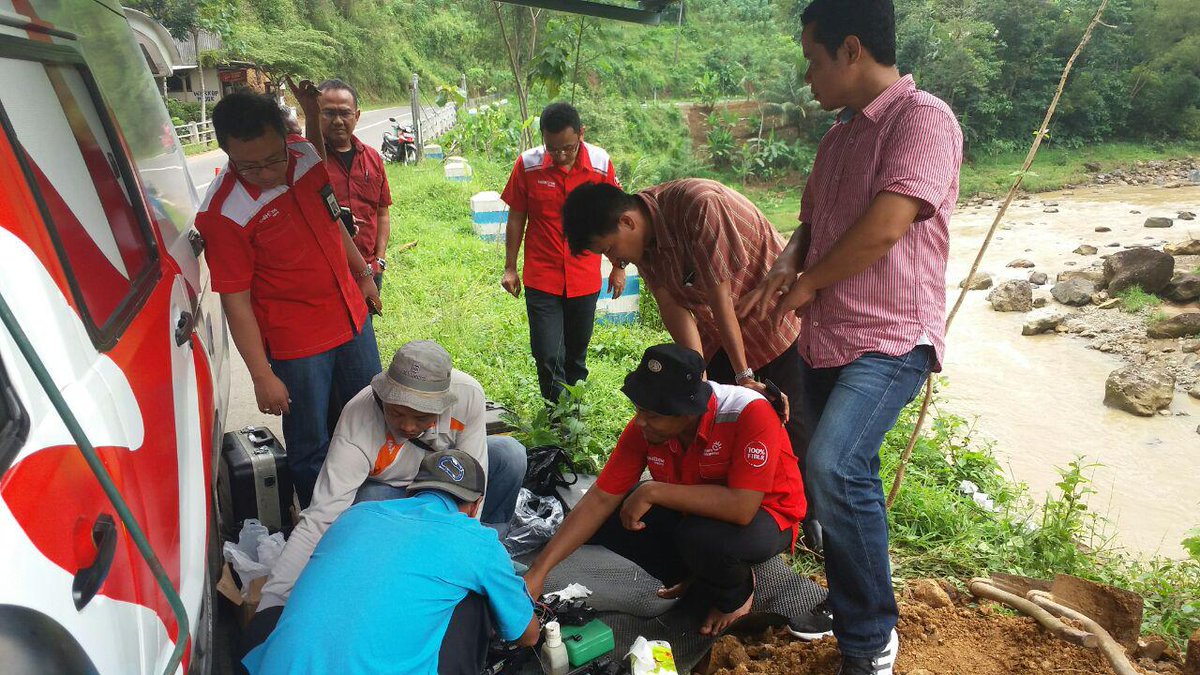 ayunewongkwang's tweet photo. Penyambungan FO di daerah Tegal Ombo Pacitan #MNTREG5. Kita  memang tdk bs melawan alam @_funtastic5_ @parwi66 @putrodewanto @TelkomMadiun https://t.co/aQRceldnl0