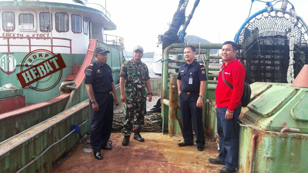 LanPSDKPBitung's tweet photo. Peninjauan persiapan penenggelaman kapal di Ternate. @humaspsdkp 
#lan2update #integritas #kerjanyata https://t.co/AHRWgM5aaU