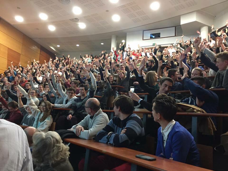 DENTger_greve's tweet photo. Les #étudiants de #Lille en #dentaire en #grève, en #colère et dans la rue pour la santé des français😷💪 #DENTger @France3tv @lemondefr @TF1 https://t.co/w0LitDiYaV