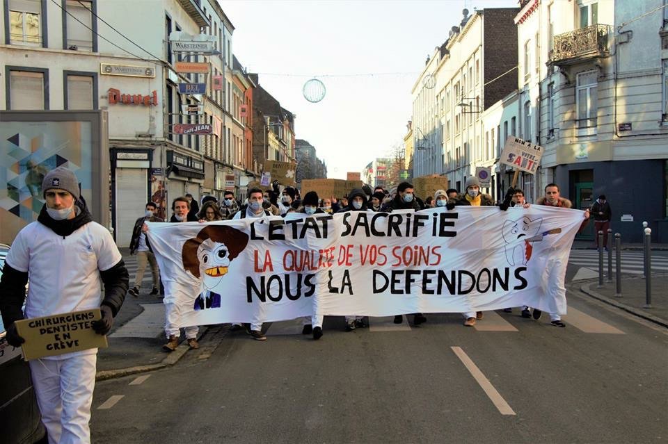 DENTger_greve's tweet photo. Les #étudiants de #Lille en #dentaire en #grève, en #colère et dans la rue pour la santé des français😷💪 #DENTger @France3tv @lemondefr @TF1 https://t.co/w0LitDiYaV