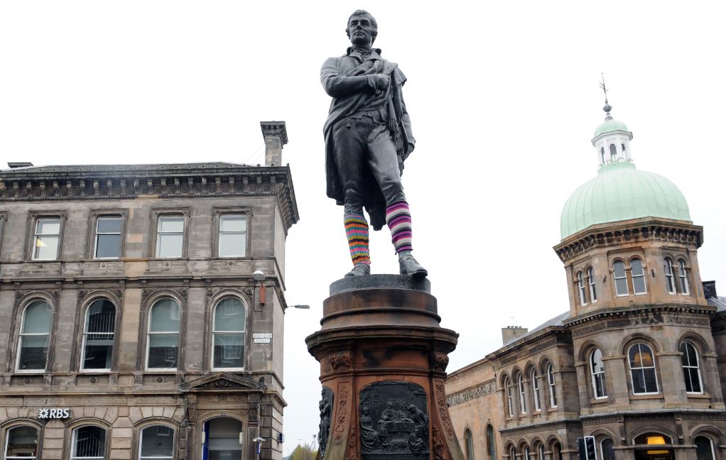 Here's the Robert Burns statue at Bernard Street, Leith sporting a pair of socks #HappyBurnsDay #BurnsNight2017