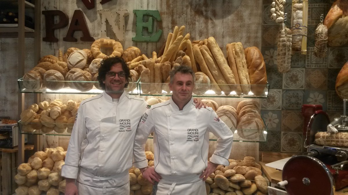 Frumenta's tweet photo. Gli #chef più belli del @SigepRimini li abbiamo noi! #grandimoliniitaliani #frumenta #vitamill #impastiamolafelicità https://t.co/Kzrm6sVtB3