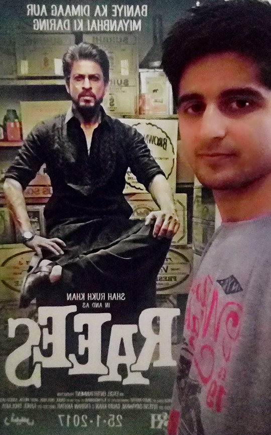 xbackpackerx's tweet photo. Raees 😘 Aa Gaya hu @iamsrk #Jammu #JabraFAN 😘 https://t.co/lZYHdTMWhj