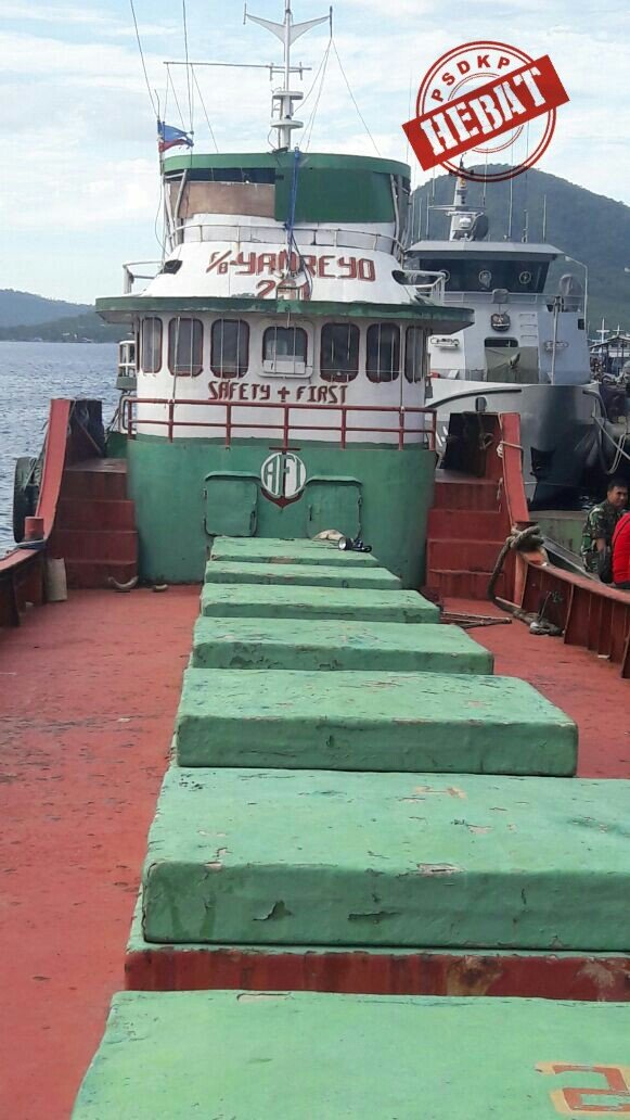 LanPSDKPBitung's tweet photo. Peninjauan persiapan penenggelaman kapal di Ternate. @humaspsdkp 
#lan2update #integritas #kerjanyata https://t.co/AHRWgM5aaU
