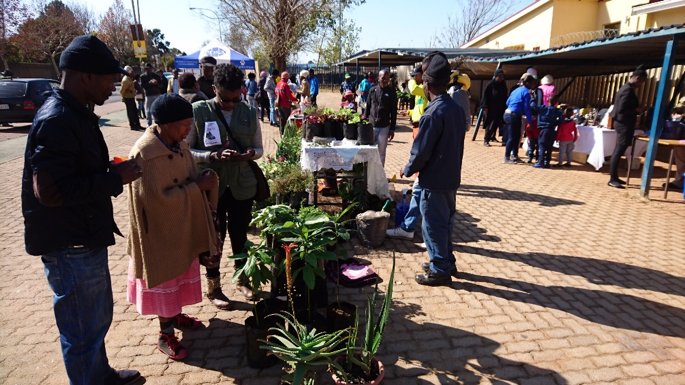 commongoodfirst's tweet photo. "Our students pair with township farmers to find innovative solutions to social problems" @JoyceSibeko @go2uj #CGFSA https://t.co/lUr5VygnNk