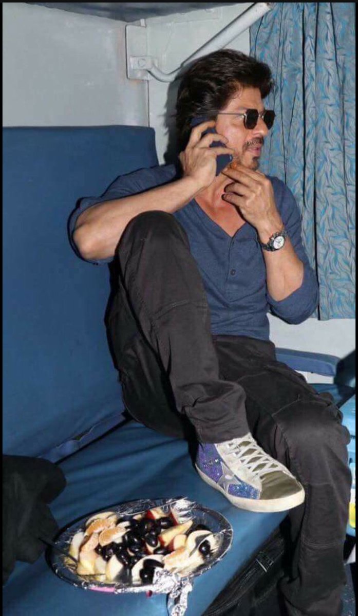 GappuRaja1's tweet photo. Pic 1: What ppl thought SRK would be doing for #RaeesPromotions on Trains
Pic 2: What SRK was actually doing
#RaeesDay
@HinduRajyam https://t.co/ru6S0ulJ21
