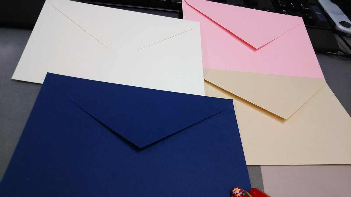 封筒女子部 Twitterren 母からお手紙をいただいたので 返事の封筒の色に悩み中 W 白もピンクも赤も良いし 紺やベージュも素敵だし パールも可愛い うむむ 母といえば赤ですか 封筒 手紙
