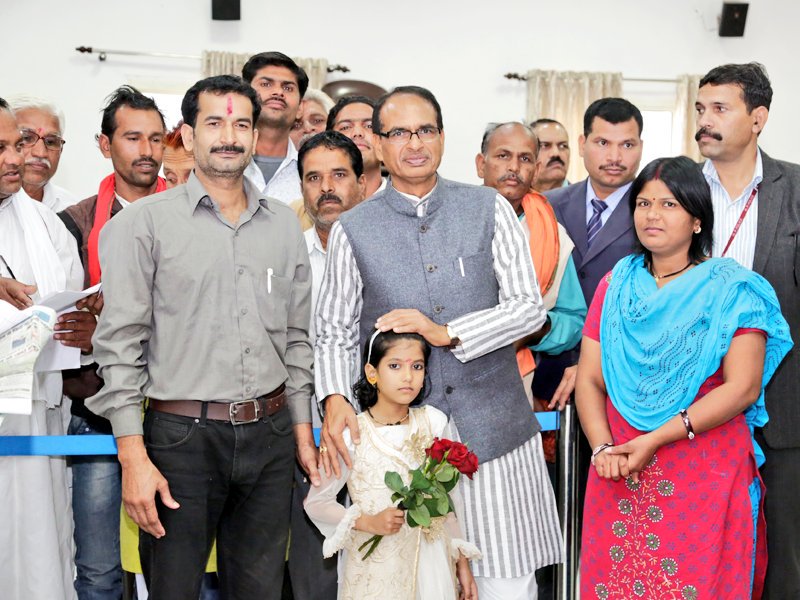 ChouhanShivraj's tweet photo. नन्ही बेटी मोहिनी के इलाज में २० लाख रुपए खर्च हुए, लेकिन प्रदेश की बेटी को अपने पैरों पर खड़ा होते देखने का जो सुख और आनंद है, वह अनमोल है। https://t.co/3JJg4BWBuk