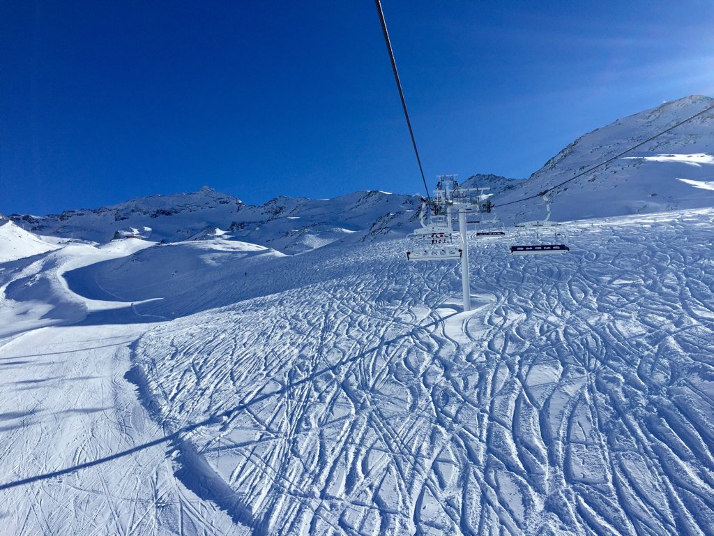 valthorens_ski's tweet photo. #RepRecommendations head up the Cime Caron cable car today to get panoramic views of France,Switzerland and Italy #FreshTracks https://t.co/jtuMSPLGcV