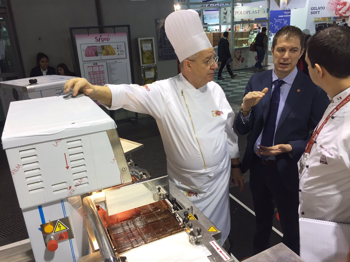 Simattei69's tweet photo. Se Danilo Freguja dice che questa è una #temperatrice #cioccolato davvero perfetta ci sarà da credergli! O no? #bravo #sigep2017 #blu3pro https://t.co/1fzuVtu7F2