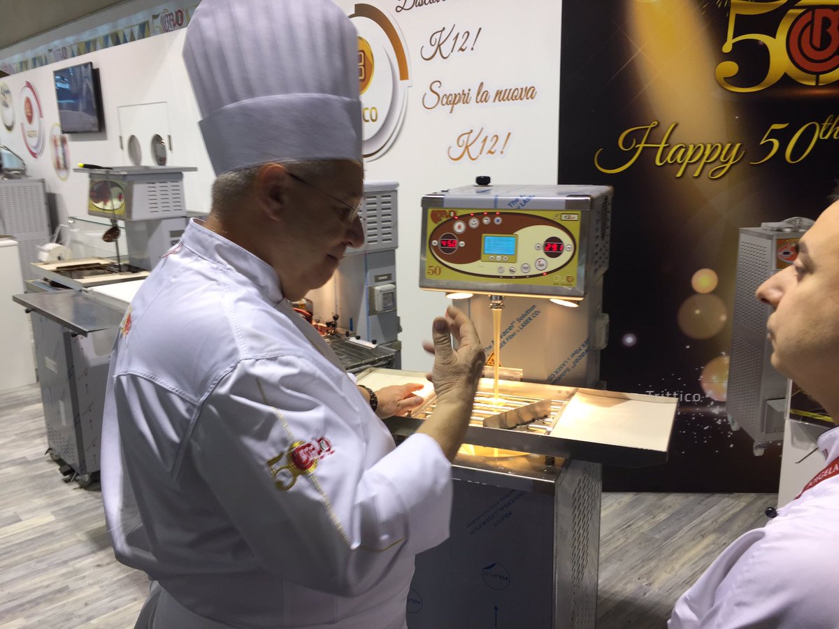Simattei69's tweet photo. Se Danilo Freguja dice che questa è una #temperatrice #cioccolato davvero perfetta ci sarà da credergli! O no? #bravo #sigep2017 #blu3pro https://t.co/1fzuVtu7F2
