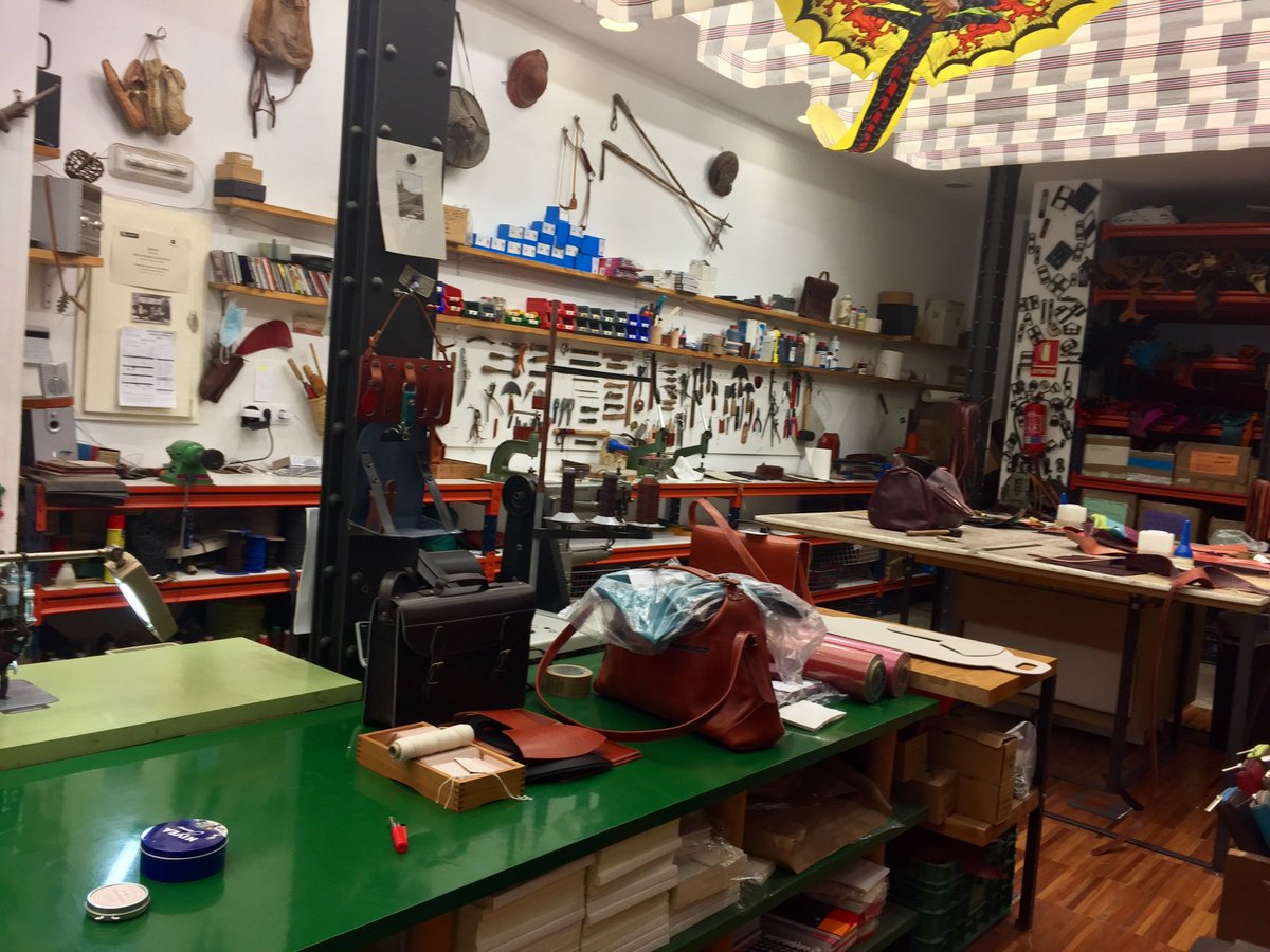 DeCyranoES's tweet photo. #visitadelmiercoles de @DeCyranoES al@TallerPuntera carteras y mochilas artesanas de cuero para llevar los #cuadernosfsc. ¿Los conoces? https://t.co/Ms3EbG2uUB