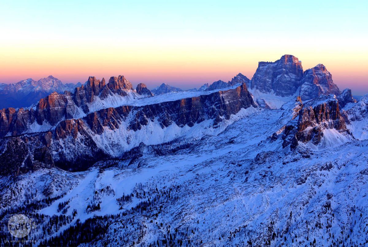 "Cosa c'è di più bello di un'alba tra le Dolomiti in inverno?" <a href="/chefnorbert/">Norbert Niederkofler</a> Buongiorno da <a href="/EthicalChefDays/">CARE's</a>, Lagazuoi dolomitireview.com/2017/01/19/car…