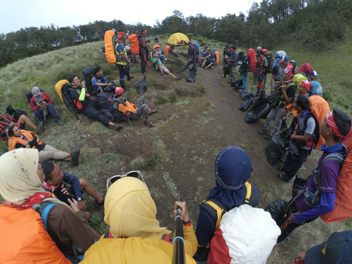 Ketika mendaki, tdk perlu fokus untuk mendapat puncak tp nikmatilah pendakianmu senikmat mungkin.

-COZMEED BROTHERHOOD-